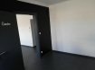 Appartement Vente 3 chambres à L'Hôpital - 74 000 € Pack'immo vous présente à la vente ce spacieux appartement mansardé d'une surface au sol de 98,3m² (75,31m² Loi Carrez) situé dans la commune de L'Hopital (57490) à proximité immédiate de la frontière allemande et de la zone Saint-Avold/Carling.
L'appartement dispose de 3 chambres, d'une cuisine équipée, d'un salon/séjour ainsi que d'une jolie salle de bains avec douche style à l'italienne et double-vasque + sèche-serviettes électrique.
Le chauffage est assuré par une chaudière individuelle au gaz de ville et par ailleurs il y a une climatisation. L'appartement se trouve au dernier étage d'une petite copropriété calme de 4 appartements et possède également un petit jardin privatif idéal pour que les enfants puissent jouer en toute sécurité.
Enfin, devant la porte d'entrée, l'espace permet d'y accueillir une petite table avec des chaises par exemple... Des combles de 37m² aménageables ainsi qu'une cave de 11m² au sous-sol viennent compléter le bien.
À saisir immédiatement, appelez-nous au 06-64-67-23-21 ou encore au 03-87-82-22-85 ; nous serons ravis de vous faire visiter les lieux.