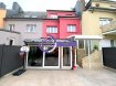 Maison Vente 6 chambres à Luxembourg-Bonnevoie - 2 600 000 € New Keys vous propose cette charmante maison mitoyenne de 250m2, idéalement située dans un endroit prisé de Luxembourg-Bonnevoie.
Disposant de 6 chambres, 3 salles de douche avec WC, cette maison convient aussi bien pour une de vie famille ou d'un rendement locatif.
La maison se compose comme suit :
Au sous-sol :
- Un garage avec porte motorisée (récente).
- Une grande buanderie avec accès terrasse.
- Une cuisine d'été.
Au rdc :
- Un salon.
- Une salle à manger.
- Une salle d'eau avec douche italienne, meuble vasque et WC.
- Une cuisine équipée individuelle.
- Une véranda chauffée.
- Un deuxième salon en annexe.
- Une grande terrasse.
1er étage :
- 3 chambres.
- Une salle d'eau avec douche italienne, meuble vasque et WC.
2eme étage :
- 3 chambres.
- Une salle d'eau avec douche italienne, meuble vasque et WC.
Possibilité d'aménager les combles.
Divers :
- Façade 10 ans.
- Toiture 10 ans.
- Chaudière Buderus 10 ans.
Pour les investisseurs, il y a la possibilité de diviser la maison en 3 appartements.
Le bien est situé à proximité du centre-ville et de toutes autres commodités ainsi que les principaux axes autoroutiers.
À VISITER RAPIDEMENT
N'hésitez pas à nous contacter au 352 661 434 100 ou par mail kdif@newkeys.lu pour plus d'informations ou une éventuelle visite.
COVID: Pour votre sécurité, nos visites sont effectuées avec des masques, des gants et limitées à 3 personnes par visite.
Les prix s'entendent frais d'agence de 3 % TVA 17 % inclus dans le prix est payable par le vendeur.
Nous recherchons en permanence pour la vente et pour la location, des appartements, maisons, terrains à bâtir pour notre clientèle déjà existante.
N'hésitez pas à nous contacter si vous avez un bien pour la vente ou la location.
Estimation gratuite.
Ref agence : 5003464