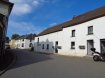 Bureau Location à Perle - 470 € A louer bureau meublé de 19,68m² dans le village de Perlé, situé à 5 km de la frontière belge.
Bureau meublé: 3 bureaux + chaises, 3 armoires.
Petit jardin avec terrasse, kitchenette, salle de réunion, parkings communs.