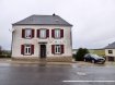 Maison Vente 4 chambres à Perle - 685 000 € SCHAUS Immobilier vous propose cette charmante maison, sise à Perlé avec un grand jardin se composant comme suit :
Au rez-de-chaussée, un couloir d'entrée, dont le sol est recouvert par du carrelage dessert :
- Une cuisine d'une surface d'environ 13,75m2 ;
- Attenant à la cuisine se trouve un espace buanderie et un WC séparé
- Un grand salon/salle à manger (+- 30,00m2) avec du parquet au sol.
Un escalier en bois permet d'accéder au premier étage où sont aménagés :
- Une première chambre ( +- 10,50m2).
- Une salle de bains avec fenêtre.
Un palier dessert :
- Une deuxième chambre (+- 16,90m2)
- Une troisième chambre (+-14,00m2)
- Une quatrième chambre (+- 12,50m2).
Un escalier en bois permet d'accéder au second étage où se trouve un grand grenier.
Au sous-sol de la maison se trouvent des espaces caves et la chaufferie.
L'offre est complétée par :
- Un garage d'une surface d'environ 18,00m2
- Un grand jardin naturel derrière la maison
En ce qui concerne les équipements techniques de la maison, il convient de préciser que :
- Les fenêtres sont en double vitrage
- Le chauffage est au mazout
- La toiture est en ardoise
Nous sommes à votre entière disposition pour tout renseignement complémentaire et un rendez-vous de visite.
Les honoraires de négociation sont à la charge du vendeur.
Ref agence :VM0294