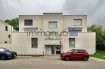 Appartement Vente 2 chambres à Soleuvre - 775 000 € immohub, votre partenaire immobilier à Soleuvre, a le plaisir de vous présenter ce magnifique appartement situé au premier étage d'une résidence soignée de 8 unités, construite en 2022 et nichée dans un quartier résidentiel calme, sans trafic de passage.
Offrant une surface habitable de ± 84 m², ce bien séduit par ses finitions de qualité et sa luminosité naturelle. Il comprend 2 chambres à coucher, 2 salles de douche, une cuisine équipée ouverte sur un spacieux living, ainsi que deux emplacements intérieurs pour une voiture et un balcon orienté sud-est avec marquise.
R+2 :
-Hall d'entrée : 3,10 m² avec vidéophone
-Salle de douche I : 3,50 m² (douche italienne, lavabo simple vasque, WC)
-Double séjour avec cuisine équipée ouverte : 41,00 m² -> accès balcon
-Balcon : 18,10 m² avec marquise et point d'eau
-Chambre I : 12,15 m²
-Chambre II : 18,25 m²
-Salle de douche II : 5,80 m² (douche italienne, lavabo simple vasque, WC)
Ce bien est complété par deux emplacements intérieurs, une cave privative 4,37 m² et une buanderie commune.
Informations complémentaires :
-Année de construction : 2022
-Surface utile (cadastre) : ± 84,00 m²
-Garantie décennale jusqu'en 2032
-Triple vitrage PVC avec jalousies électriques orientables
-Orientation : Sud-Est
-Chauffage au gaz / Chauffage au sol
-VMC (ventilation mécanique contrôlée)
-Dalles en béton
-Classe énergétique : A / B
-Charges mensuelles : ± 330 €
-Vidéophone
-Electroménagers : BORA / AEG / Samsung
-Résidence sans trafic de passage, à proximité immédiate de toutes commodités