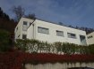 Maison Vente 5 chambres à Igel - 775 000 € Modernes, grosses Einfamilienhaus mit Fernblick über Moseltal und Saarmündung
Sie wollen in ca. 30 min mit der Bahn ohne Stau in Luxembourg City sein? Wald und Weinberge in unmittelbarer Nähe haben? Die Kinder sollen auf kurzem Weg in die Kita oder Grundschule gehen können? Dann schauen Sie sich dieses Objekt an.
Im Erdgeschoss gibt es drei Schlafzimmer, ein Badezimmer, einen kleinen Abstellraum unter der Treppe und Einbauschränke im Eingangsbereich. Vor dem Gebäude liegt eine grosse Terrasse mit Treppe zur oberen, hinteren Terrasse/Garten.
Im ersten Stock befinden sich 2 weitere Schlafzimmer, davon eines mit Dressing und eigenem Badezimmer. Desweitern finden sich hier ein Fitnessraum mit Sauna, Dusche und Badewanne, sowie eine kleine Terrasse mit tollem Blick. Der große Keller mit Waschmaschinenanschluss und der sparsamen Wärmepumpenheizung und eine separate Toilette liegen ebenfalls auf dieser Etage.
Im zweiten Stock findet man ein großzügiges Wohn- Esszimmer 62m2 und die moderne, offene Küche mit kleiner Vorratskammer und Zugang zur hinteren ruhigen Terrasse/Garten. Vom Wohnzimmer und auch von der Küche aus betritt man die riesige Sonnenterrasse 62m2 mit unglaublichem Blick über das gesamte Moseltal.
Zum Haus gehört eine Garagenbox ca.30m entfernt und zwei Stellplätze direkt vor dem Eingang.
Igel liegt westlich von Trier am linken Moselufer unweit der Luxemburger Grenze. Naheliegende Weinberge, Wander- und Radwege bieten einen hohen Freizeitwert. Schulen und Sportaktivitäten sind in unmittelbarer Umgebung. Geschäfte des täglichen Bedarfs finden sich im 2km entfernten Trier-Zewen, in Wasserbillig 5km oder in Trier 7 km. Bus und Bahnanschluss im Dorf.
Die Stadt Luxemburg, der Kirchberg und der Flughafen Findel sind schnell und einfach über die Autobahn 5km zu erreichen.