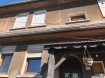 Maison Vente 2 chambres à Nilvange - 113 000 € Belle maison de cité à rénover. Belle maison de cité à rénover de type F4 composée au rez-de-chaussée d'une grande cuisine, d'un séjour accès jardin. De 2 chambres et d'une salle de bain à l'étage. Combles aménagés (2 pièces). Une grande cave au sous-sol vient compléter le bien. Double vitrage Chauffage central gaz.