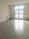 Appartement Location 2 chambres à Metz - 720 € c.c. Bel appartement de type F3 au SABLON. METZ SABLON, dans une résidence sécurisée, au 3ème étage avec ascenseur, appartement de type F3 en parfait état ! Il se compose d'une entrée avec placards, une cuisine equipée ouverte sur séjour avec accès balcon, deux belles chambres chacune avec placard, d'une salle de bains et d'un wc séparé. Place de stationnement. Loyer 640 EUR + 80 EUR de charges AGENCE VENNER IMMOBILIER 03 87 63 60 09