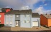 Maison jumelée Vente 5 chambres à Eschweiler (Wiltz) - 579 000 € -- FR --
Maison unifamiliale jumelée
Eschweiler - Commune de Wiltz
Surface habitable: - 240 m2
Surface brute: - 320 m2
Terrain: 7,12 ares
* Rez-de-chaussée:
Hall d'entrée, WC séparé
Living - Salle à manger avec sortie sur terrasse,
Poêle à bois
Séjour avec sortie vers la terrasse
Grande cuisine équipée avec coin repas, accès vers le garage
Débarras - Réserve
* 1er étage
Cage d?escalier en pierre naturelle granit
Hall de nuit
Salle de douche (douche, meuble lavabo, WC)
5 chambres à coucher dont une des chambres accès vers le grenier par trappe
Grande salle de bains (baignoire - douche, WC, meuble lavabo)
* Sous-sol:
Grande buanderie
Chaufferie avec réservoir mazout
Cave-réserve avec accès vers l?arrière de la maison
Jardin - Pelouse
Abris de jardin - Pigeonnier - Étable pour petits animaux (poules, lapins, etc.)
Terrasse à aménager
Aspects techniques:
Construction traditionnelle de 2008 par Constructions Jans
Dalles en béton
Chaufferie mazout et boiler VIESSMANN de 2008
Triple vitrage en PVC SCHÜCO 2008
Porte garage électrique Hörmann
-- DE --
Doppelhaushälfte in Eschweiler, Gemeinde Wiltz
Wohnfläche: - 240 m2
Gesamtfläche: - 320 m2
Grundstück: 7,12 Ar (712 m2)
Erdgeschoss:
Eingangsbereich, WC
Wohn-/Esszimmer mit Kamin und Terrasse
kleines Wohnzimmer mit Terrasse
grosse Einbauküche mit Essecke, Zugang zu Garage und Garten
Abstellraum
1. Stock (Treppe Naturstein):
Flur
Bad mit Dusche, WC
5 Schlafzimmer, eines davon mit Zugang zum Dachboden
grosses Bad mit Badewanne-Dusche, WC
Untergschoss:
grosse Waschküche
Heizraum mit Öltank
Lekkerraum mit Zugang zum Garten
Garten - Wiese
Gartenhäusschen - Stall für Kleintierhaltung
technische Aspekte:
traditionelle Bauweise von 2008, Constructions Jans
Betondecken
Ölheizung und Boiler von 2008, Viessmann
Dreifachverglasung, 2008
Ref agence :B6908