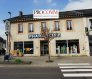 Local commercial Location à Audun-le-Tiche - 2 532 € c.c. Audun-le-tiche, local commercial en angle de rue, d'une surface totale d'environ 215m² situé sur un axe routier très passant à proximité de la frontière du Luxembourg,
Son emplacement offre une grande visibilité,
Le local commercial est composé d'un plateau d'environ 215m² dont 150m² de surface de vente, possibilité de scinder le local en deux cellules de 100m² environ,
Toutes les activités sont autorisés sauf la restauration,
Le local est équipé d'une climatisation et d'un accès PMR,
Caractéristique du bail :
bail 3.6.9
DG : 2 Mois
Loyer : 2 400 €/Mois
Charges : 132 €/Mois (Taxe foncière)
Pour plus de renseignements, contactez :
Julien RACH
Tél : 07.81.52.53.74 Mail : julien@procomm.fr
Cabinet Procomm