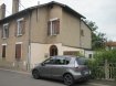 Maison Vente 4 chambres à Auboué - 76 000 € Dans une impasse, maison mitoyenne d'un côté offrant un appartement de type F2 au rdc, cuisine, salon, sdb, wc séparé, une chambre, une cave, une dépendance et un terrain de 4,48 ares à rénover, au premier étage, un appartement de type F4 comprenant cuisine, salon, sdb, wc séparé, trois chambres, cave, dépendance le tout sur un terrain de 4.02 ares A VOIR Honoraires inclus : 8 % (charge vendeur) AGORA BRIEY