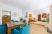 Appartement Vente 5 chambres à Salzburg, Andräviertel - 790 000 € ***SALZBURG***
immohub, Ihr Immobilienpartner in Salzburg bietet Ihnen diese historische Wohnung im Andräviertel zum verkauf an.
Ganz allgemein:
Arbeit und Wohnung im selben Haus?
Das kann gut funktionieren, wenn die Raumaufteilung passt und die Trennung klar ist. Diese Immobilie bietet auf zwei Stockwerken optimale Voraussetzungen für eine Symbiose aus Beruf und Wohnen. Sie liegt in einer 1906 erbauten Ceconi-Villa und wurde vor neun Jahren generalsaniert.
Alles ist top in Schuss.
Im Hochparterre befindet sich die schöne Altbauwohnung mit hohen Decken, Holzböden und viel Platz. Auf ca. 126 m2 Wohnfläche findet man Bad, Küche, WC, Schlafzimmer und ein Extrazimmer mit eigenem Bad. Dieses könnte man auch als Gäste- oder Kinderzimmer nutzen. Das Highlight in dieser Etage ist aber der große Wohnbereich mit den hohen Fenstern und einer Galerie, die momentan als Arbeitszimmer genutzt wird. Etwas tiefer im Mezzanin (Zwischenstock) befindet sich der ca. 87 m2 große Arbeitsbereich.
Er ist unterteilt in Flur, 2 WCs (Dusche möglich), Wartezimmer, Besprechungs- bzw. Therapieraum und in einen ca. 42 m2 großen Raum für Seminare, Unterricht, Kreativberufe oder Fitness. Die Nutzung lässt viele Möglichkeiten offen.
Zum Raumprogramm:
Hochparterre: Eingang, Flur, Raum mit eigenem Bad, WC, 2. Bad mit Dusche und WC, Küche, Schlafzimmer, Wohnbereich mit Galerie (Arbeitszimmer) und Vorraum mit weiterem Eingang.
Souterrain: Flur, 2 kleinere Zimmer, Abstellraum, 2 WCs (Dusche möglich), großer Seminar- oder Fitnessraum.
Zur Lage:
Dieses charmante Gründerzeithaus liegt im Andräviertel mit einer Straßen- und Hofseite, welche mit schönem Gartenblick punktet. Dieser Stadtteil ist geprägt von Bauten mit Geschichte, wie dem Schloss Mirabell mit dem Naherholungsgebiet Mirabellgarten. Hier findet man eine optimale Infrastruktur mit Einkaufsmöglichkeiten in unmittelbarer Nähe sowie vielen Restaurants und Cafés. Eine bunte Mischung mit etwas Wiener Flair könnt man sagen. Die Salzburger kommen gern hier her. Essen, Kaffeetrinken, Einkaufen und Kultur – alles hier in geballter Form. Neben den zahlreichen Geschäften und Kulturangeboten belebt die Schranne (der Salzburger Wochenmarkt) jeden Donnerstag den bunten Stadtteil. Auch die Salzach ist nah. Hier kommt man flussaufwärts schnell in die Altstadt oder flussabwärts zur Stadtgrenze Richtung Natur. Egal ob Ihre Kunden mit Bahn, Bus, Auto oder Rad zu Ihnen unterwegs sind – alles ist nah. Alles ist hier.
Zur Ausstattung:
• 2011 generalsaniert
• Holz, Parkett und Linoleumböden• Hochwertig sanierte Holzkastenfenster • Originaler Fischgrätparkett im Schlafzimmer
• Moderne Sanitärausstattung
• Praktische Einbauküche mit E-Geräten• Altbauflair & hohe Räume
• Alarmanlage
• Gasthermenerneuerung 2018
Zu den Besonderheiten:
• Sehr viel Platz
• Optimale Voraussetzungen für Arbeiten & Wohnen
• Galerie (perfekt für Homeoffice, Leseecke, etc.)
• Großer Seminar-/ Multifunktionsraum
• Eigener Eingang mit praktischem Staubereich
• Zusätzlicher Eingang über Treppenhaus