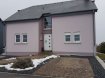 Bungalow Vente 4 chambres à Wahlhausen - 650 000 € Bungalow construit en 2002 sur un terrain de 8,06 ares.
Composition:
Rdch: Hall d'entrée, W.C. séparé, Bureau ou chambre à coucher (16 m2), Cuisine équipée (15 m2), Living avec feu ouvert (40 m2);
1er étage: Palier, 2 chambres à coucher de 17 m2 chacune, 1 chambre à coucher de 19 m2 avec Salle de douche privative, Salle de Bains (17 m2);
Grenier avec Dalle en Béton, isolé, non-aménageable;
Sous-Sol: Buanderie, Cave, Garage pour 2 voitures, Chaufferie (Buderus), W.C. séparé;
Arrière: Belle et grande Terrasse, Jardin;
Avant: Jardin, Parking;
Côté: Descente vers garage, stationnement pour 3-4 voitures.
Divers: Aspiration centrale à brancher, Pompe de pression, Pompe eau des plues, Alarm à brancher, Façade refaite en 2011 avec isolation, Vôlets électriques.