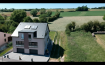 Maison jumelée Location 3 chambres à Ellange - 2 100 € Texte français ci-dessous.
Neues Reihenhaus zum Erstbezug in Ellange bei Mondorf.
Das neuwertige Gebäude umfasst 2 Reihenhäuser. Das rechte Haus wird zur Vermietung angeboten. Durch den seitlichen Eingang erreicht man das Treppenhaus, welches alle weiteren Örtlichkeiten verbindet. Im Erdgeschoss befindet sich ein Studio mit eigenem Badezimmer, die Garage für 1 Auto und weitere Stauräume. Im ersten Stock liegt ein sehr grosszügiges Wohn/Esszimmer, eine Gästetoilette und eine grosszügige Küche mit Zugang zur 20m2 grossen Terrasse mit angelegtem Garten. Im 2.Stock gibt es 2 weitere Schlafzimmer und ein grosses Bad. Der Speicher dient als Ablageraum und beherbergt die Gaszentral Heizung mit der Belüftungsanlage. Unter der Terrasse liegt noch ein grosser Raum für Gartengeräte, Fahrräder und sonstigen Bedarf.
Das Haus wurde nach dem neuesten Standard gebaut und besticht durch sein sehr helles Inneres. Vor dem Haus können noch bis zu 2 Autos geparkt werden. Tiere sind nicht erlaubt. Keine kommerzielle Nutzung.
Das Gebäude liegt in einem kleinen Dorf Ellange, unweit von Mondorf-les-Bains. Hier gibt es sehr gute Busverbindungen in die Stadt Luxemburg und in die umliegenden Dörfer. Der Schulbus bringt die Kinder nach Mondorf. Einkaufsmöglichkeiten sind unmittelbar in Ellange-Gare, in Mondorf, in Remich und in Perl (D). Alle Sportangebot sowie ein umfassendes kulturelles Angebot finden sich im Umkreis von 5km. Mondorf besitzt seit kurzem ein eigenes Lyzeum. Direkt hinter dem Haus gibt es Natur pur und ein paar Schritte weiter liegt die Mosel mit ihren berühmten Weinbergen.
Nouvelle maison mitoyenne flambant neuve à Ellange près de Mondorf.
L’immeuble se constitue de 2 maisons mitoyennes dont celle de droite est à louer. On atteint la cage d’escalier par l’entrée latérale qui relie les différentes pièces entre-elles. Au rez-de-chaussée se situe un studio avec sa propre salle de bains, le garage pour 1 voiture et quelques débarras. Au premier étage se trouvent un très spacieux salon/salle à manger, un WC séparé, ainsi qu’une cuisine spacieuse avec accès à la terrasse de 20m2 et le jardin aménagé. Au 2e étage se situent 2 chambres à coucher et une grande salle de bains. Les combles servent comme débarras et comme abri pour le chauffage central au gaz, ainsi que la ventilation mécanique contrôlée (VMC). En-dessous de la terrasse, une grande remise sert comme abri pour les outils de jardin, les bicyclettes ou tout autre besoin.
La maison est construite selon les standards les plus modernes et éblouit par son intérieur très lumineux. On peut garer jusqu’à 2 voitures devant la maison. Pas des animaux. Pas de commerce.
La maison se situe dans le petit village d’Ellange à proximité de Mondorf – les – Bains. On a des très bonnes relations par autobus vers Luxembourg-Ville et les villages environnants. Le car de ramassage scolaire amène les enfants à Mondorf. Des commerces sont à proximité immédiate à Ellange-Gare, à Mondorf, à Remich et à Perl. Toutes les activités sportives, ainsi qu’une offre culturelle complète se trouvent dans un rayon de 5km. Depuis peu, Mondorf – les – Bains dispose d’un lycée. Immédiatement derrière la maison on est dans la pure nature et un peu plus loin se situe la Moselle avec ses vignobles réputés.