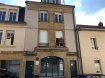 Appartement Vente 1 chambre à Longwy - 90 000 € A VENDRE AU CENTRE VILLE DE LONGWY HAUT (PROCHE PLACE D'ARCHE) UN APPARTEMENT DE TYPE F2 D'UNE SUPERFICIE HABITABLE DE 63M² SITUEE AU 1ER ETAGE D'UN IMMEUBLE DE DEUX LOGEMENTS, SANS ASCENSEUR.
COMPRENANT: Une entrée dégagement, une cuisine équipée, un salon salle à manger (Possibilité de faire une 2ème chambre) une chambre, une salle de douche, un WC avec un lave main, un cellier, une cave.
PROCHE PLACE D'ARCHE.
IMMEUBLE DE 2 LOGEMENTS.
CHAUFFAGE AU GAZ.
DOUBLE VITRAGE PVC.
TOUT A L'EGOUT.
TRES BEAU PRODUIT A VOIR ABSOLUMENT!!!!!!!