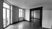 Appartement Location 1 chambre à Sarreguemines - 600 € c.c. Appartement Sarreguemines 3 pièce(s) 70 m2. Rare à SarregueminesA louer, proche du centre ville, appartement type Haussmannien dans immeuble bourgeois, avec double pièce salon séjour, cuisiné équipée neuve, 1 chambre, salle d'eau et wc séparés, cave.Les plus: très lumineux, cuisine neuve, double salon séjour, belle hauteur sous plafond, calmeCopropriété de 6 lots.