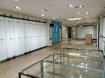 Local commercial Location à Sarreguemines - 1 300 € c.c. Local commercial au centre ville de Sarreguemines. A louer au centre de Sarreguemines, local commercial de 150m² 50m² de réserve à l'étage, idéalement placé, avec vitrine de près de 5 m dont une porte vitrée, différentes réserves, bureau, coin repas, 2 WC séparés à l'étage et 2 grandes pièces de 25 et 27 m² à l'étage
Parquet au sol, climatisation, étagères, rails au mur, 3 cabines d'essayage, miroirs, chaudière au gaz.