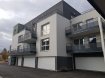 Appartement Location 3 chambres à Amnéville - 1 600 € c.c. AMNEVILLE. Grand appartement F5 moderne avec terrasse et garage à Amnéville
Idéalement situé au centre d'Amnéville, à proximité immédiate des écoles, commerces et commodités, cet appartement F5 de 2021 vous offre un cadre de vie moderne et confortable.
Avec une superficie généreuse, il se compose d'une cuisine intégrée ouverte sur un spacieux salon et salle à manger, trois grandes chambres, d'une salle de bains avec tout le confort nécessaire, de WC séparés et d'une buanderie pratique pour le quotidien.
L'atout supplémentaire de cet appartement est sa belle terrasse de 16 m². De plus, un garage privé est inclus, offrant un espace sécurisé pour votre véhicule.
Côté performance énergétique, l'appartement bénéficie d'une classe énergétique B et est équipé d'un chauffage au gaz.
.