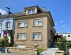 House Buy 4 bedrooms in Bettembourg - 1,050,000 € À vendre : Charmante maison unifamiliale à Bettembourg.
Découvrez cette magnifique maison unifamiliale située dans un quartier résidentiel paisible de Bettembourg, à proximité immédiate des écoles et des commodités.
Sur un terrain de 3.17ares, avec une surface total de 220m2 dont environs 160m2 habitables.
Elle se compose comme suit:
Rdch: un grand hall, un wc. séparé, un grand living et une cuisine équipée donnant accès sur la terrasse et le jardin.
Etage: trois chambres à coucher, une salle de douche.
Mansarde: à rénover, une grande chambre, un espace de rangement, un grenier.
Cette superficie peut être aménagée en 2-3 pièces et avec salle de bain.
Elle dispose également d'un sous sols avec un garage, une cave, un espace de rangement supplémentaire ainsi que d'une salle de douche.
Cette propriété spacieuse offre un cadre de vie et praticité idéal pour les familles, avec un jardin ensoleillé parfait pour les enfants et les activités en plein air.
Profitez de la tranquillité de la vie en banlieue tout en étant à quelques minutes en voiture de Luxembourg-ville, grâce à d'excellents accès routiers et transports en publique.
Disponible à convenir.
CPE en cour de réalisation.
Les frais d'agence sont inclus dans le prix de vente et sont à charge du vendeur.
Pour toute demande de visite ou informations complémentaires, n'hésitez pas à nous contacter au 265341 ou directement notre agent Mme VEIGAS au 621 505 621 ou par mail au cristina.veigas@cl-immo.lu