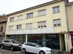 Immeuble de rapport Vente à Pont-à-Mousson - 515 000 € IMMEUBLE DE RAPPORT HYPER CENTRE PONT A MOUSSON. Immeuble de rapport comprenant au RDC un local commercial de 400m2 loué 1500€ net. Au 1er Niveau : un appartement F3 de 94m2 avec terrasse loué 650€, un grand F2 de 61m2 avec terrasse loué 520€ . Au second niveau : un appartement F4 de 101m2 loué 650€, un grand appartement F2 de 64m2 loué 440€. Rapport annuel de 45 120€. Idéal investisseur !!!