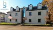 Appartement Vente 1 chambre à Moutfort - 585 000 € Nous vous présentons ici un magnifique appartement d'une chambre à coucher, situé dans le village de Moutfort.L'appartement se trouve au dernier étage (2ème étage) d'un immeuble de 6 appartements construit en 2016. Le bâtiment a un style rustique charmant avec des encadrements de fenêtres et des éléments en pierre sur la façade.L'appartement se compose d'un hall d'entrée avec un espace pour une armoire, d'un WC séparé, d'une cuisine équipée ouverte sur le salon, d'une chambre à coucher avec une salle de bain et d'un balcon.La salle de bain dispose d'une douche, d'une baignoire et d'un lavabo avec miroir. Dans la salle de bain, il y a également des raccordements pour la machine à laver et le sèche-linge.La cuisine est équipée entre autres d'un lave-vaisselle, d'un évier, d'un four, d'une plaque de cuisine (Electro), d'un réfrigérateur avec un congélateur. Toutes les pièces sont équipées d'un chauffage au sol et d'une VMC.Le prix comprend un garage en souterrain avec deux emplacements et une cave (ensemble 39,09 m²).L'appartement est disponible de suite.Homesell ImmoTel: 28 11 22-1 / info@homesell.lu