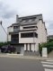 Maison individuelle Vente 6 chambres à Warken - 1 580 000 € Superbe maison neuve à vendre à Warken, proche d'Ettelbruck.
Cette maison est construite sur un terrain de 7,79 ares, et est pourvue de tout le confort et technologies actuelles : pompe à chaleur, câblage dans toutes les pièces, chauffage au sol, salon avec feu ouvert, sols en bois massif, volets électriques...
Dès le rez-de chaussée, cette maison peut convenir soit à une profession libérale, soit à une activité professionnelle avec partie à domicile, tout est envisageable, appartement de 50m² avec accès indépendant.
Une très belle terrasse carrelée avec accès direct au jardin se situe à l'arrière du bâtiment.
Le premier étage s'ouvre sur un magnifique séjour très clair et une cuisine moderne splendide, avec baies vitrées intérieures coulissantes.
Une terrasse permet de profiter pleinement de tous les moments ensoleillés.
Les autres étages avec chambres et salle de douche vous étonneront aussi par leurs dimensions et dispositions, ainsi que les balcons.
Comme les photos en attestent, cette maison est vraiment extrêmement bien finie et tous les matériaux sont de qualité.
Dire qu'une visite s'impose est très facile, mais vous vous rendrez ainsi compte que ce bâtiment vaut vraiment le détour.
Facilité de parking, garage 2 voitures, jardin, entrée latérale, abri de jardin, terrasses, tout a été bien pensé. A voir absolument!