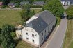 Ferme Vente 6 chambres à Derenbach - 680 000 € -- FR --
Maison unifamiliale avec annexe, terrain et prés
Terrain de 55,23 ares (5523 m2), partiellement constructible
Bâtiment:
Surface totale - 310 m2
Surface maison - 180 m2
Surface annexe-grange - 130 m2
Rez-de-chaussée:
Hall d´entrée, accès vers la cave voutée, vestiaire,
grand living, salle à manger, cuisine équipée, accès vers véranda et terrasse/jardin, véranda avec mezzanine ' séjour ou chambre, salle de douche aménagée pour personnes à mobilité réduite, chaufferie, sortie vers la grange, atelier et les garages
1er étage:
Hall de nuit, salle de bains (baignoire, lavabo, WC), 3 chambres à coucher, accès vers la 2e étage
2e étage:
2 grandes chambres aménagées
Sous-sol:
Cave voutée
Annexe:
Grange, 2 garages, WC, débarras
Aspects techniques:
Toiture en ardoise naturelle (maison) et eternit (annexe)
Fenêtres double vitrage
Chaufferie mazout Rapido 1991
Installation sanitaire à refaire au 1er étage
Sols et murs dans toute la maison à rafraîchir
Dalles en bois
-- DE --
Einfamilienhaus mit Anbau
Grundstück mit 55,23 Ar (5523 m2), teilweise Baugrund, teils Wiese
Gebäude:
Gesamtfläche: - 310 m2
Haus: - 180 m2
Anbau/ Scheune: - 130 m2
Erdgeschoss:
Eingangsbereich, Zugang zum Gewölbekeller, Garderobe, grosses Wohnzimmer, Esszimmer, Einbauküche, Zugang zu Veranda und Terrasse/ Garten, Veranda mit Mezzanine (Wohnzimmer oder Schlafzimmer), Bad mit Dusche (behindertengerecht), Heizraum, Zugang zu Scheune, Werkstatt und den Garagen
1. Stock:
Flur, Bad (Badewanne, Waschbecken, WC), 3 Schlafzimmer, Zugang zum 2. Stock
2. Stock:
2 grosse, ausgebaute Räume
Untergeschoss:
Gewölbekeller
Anbau:
Scheune, 2 Garagen, WC, Abstellraum
Zusatzinformationen:
Dach: Haus - Naturschiefer, Anbau - Eternit
Fenster: Doppelverglasung
Erdölheizung Rapido 1991
Sanitäreinrichtung im 1. Stock zu erneuern
Böden und Wände im gesamten Haus aufzufrischen
Holzdecken
Ref agence :6817