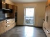 Duplex Vente 5 chambres à Enscherange - 615 000 € Duplex lumineux à vendre situé à Enscherange ( entre Wiltz et Clervaux) d'une surface habitable de 150m² (183m² au sol). Accès aisé en voiture et via transports en commun. Ecole primaire à 500m.
Le duplex se situe au 1er et 2ème étage d'une petite résidence familiale. Très spacieux et en bon état, on y accède par une cage d'escaliers (pas d'ascenseur, meilleure gestion des charges!).
La porte d'entrée s'ouvre sur un hall d'accueil qui donne sur une salle bain (avec connexion lave-linge et sèche linge), une toilette séparée, une première belle chambre de 15m², l'escalier permettant l'accès au second étage du duplex, la cuisine équipée indépendante de 15m², un débarras et le séjour de 33m².
A l'étage, le hall donne accès à une salle de douche de 12m² avec wc, et 4 belles chambres de 20m² (2x), 19m², et 16m². Idéal pour une famille nombreuse ou indépendant désireux d'officier depuis son domicile.
Une cave de 12m² située au sous-sol complète l'offre, ainsi qu'un emplacement extérieur situé sous car-port. Parking gratuit facile en face de la résidence.