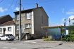 Maison Vente 3 chambres à Belleville - 159 750 € Maison sur l'Axe Nancy et Metz. Maison à rafraîchir 120m2 comprenant au RDC : Hall d'entrée, cuisine équipée, séjour, grand salon avec un accès jardin, WC. A l'étage : 3 grandes chambres, salle de bains, paliers avec placards. Au sous-sol : un garage, une chaufferie, deux caves. Jardin derrière la maison. Chauffage central gaz et fenêtres doubles vitrages récentes. Parfait état à voir absolument !!!
