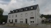 Local commercial Vente à Born - 528 000 € Magnifique grand local de commerce/bureau au rez-de-chaussée d'une petite résidence construite en 2014, se composant comme suit:
Entrée local, deux grandes pièces d'une surface totale de 118,12 m2, avec 6 vitrines, une belle terrasse de 24,50 m2, une salle de douche ave WC et deux emplacements de parking derrière la résidence.
Deux grandes caves pour stockage ou archivage au sous-sol.
Le commerce s'apprête aussi idéalement pour professions libérales telles que cabinets médicaux ou de kinésithérapie, avocats etc....
Situation à 10 minutes de Wasserbillig et à 20 minutes d'Echternach.
Disponibilité à convenir.
Ref agence :1164