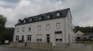 Local commercial Vente à Born - 528 000 € Magnifique grand local de commerce/bureau au rez-de-chaussée d'une petite résidence construite en 2014, se composant comme suit:
Entrée local, deux grandes pièces d'une surface totale de 118,12 m2, avec 6 vitrines, une belle terrasse de 24,50 m2, une salle de douche ave WC et deux emplacements de parking derrière la résidence.
Deux grandes caves pour stockage ou archivage au sous-sol.
Le commerce s'apprête aussi idéalement pour professions libérales telles que cabinets médicaux ou de kinésithérapie, avocats etc....
Situation à 10 minutes de Wasserbillig et à 20 minutes d'Echternach.
Disponibilité à convenir.
Ref agence :1164