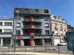 Immeuble de rapport Vente à Longwy - 780 000 € A VENDRE AU CENTRE VILLE DE LONGWY BAS UN IMMEUBLE DE RAPPORT COMPRENANT 2 LOCAUX COMMERCIAUX + 4 APPARTEMEMTS.
AU REZ-DE-CHAUSSEE: Un local commercial (RESTAURANT) actuellement loué 1380€ TVAC.
AU REZ-DE-CHAUSSEE: Un local proffessionnel (SERVICE CARTE GRISE)
actuellement loué 660€ TVAC.
AU 1ER ETAGE UN APPARTEMENTS DE 100M²: actuellement loué 800€.
AU 2EME ETAGE UN APPARTEMENT DE 100M²: actuellement loué 800€.
AU 3EME ETAGE 2 APPARTEMENTS EN DUPLEX DE 100M²: actuellement loués 750€ et 750€.
RAPPORT MENSUEL NET 5 140€.
CHAUFFAGE ELECTRIQUE PAR LE SOL + DOUBLE VITRAGE PVC + CUISINE EQUIPEE.
AUCUN TRAVAUX A PREVOIR,
TRES BON PRODUIT A VOIR !!!!!!!