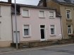 Maison Vente 3 chambres à Wasserbillig - 585 000 € Texte français ci-dessous.
Das Haus befindet sich sehr zentral gelegen, unweit von allen Einkaufsmöglichkeiten, Zug/Bus, Schule und Autobahn.
Im Erdgeschoss befinden sich Ess- und Wohnzimmer, eine Küche, sowie das Bad mit Dusche, Wanne, WC und Bidet. Im Obergeschoss gibt es 3 Schlafzimmer und einen Speicher, der aber auch noch zu einem Wohnraum umgebaut werden kann.
Es gibt verschiedene Kellerräume und einen seitlichen Durchgang zum hinteren Teil des Grundstückes -dort steht noch ein kleines Gebäude (ca20m2 /Atelier) , auf dem sich eine überdachte Terrasse befindet.
Das Haus ist mit elektrischen Heizkörpern ausgestattet.
Wasserbillig , ein Ort zwischen Mosel und Sauer gelegen, unmittelbar an der Grenze zu Deutschland gehört zur Gemeinde Mertert. Gute Infrastruktur (Bus/Bahnhof/Autobahn) macht den Ort attraktiv für Pendler . Gute Einkaufsmöglichkeiten sind gegeben.
La situation de la maison est très centrale, à proximité de tous commerces, écoles, train/bus et autoroute.
Au rez-de-chaussée de trouvent la salle à manger et le salon, une cuisine, ainsi que la salle de bains avec douche, baignoire, WC et bidet. A l’étage supérieur se situent 3 chambres à coucher et un grenier qui peut encore être aménagé en pièce d’habitation.
On a différentes caves et un passage latéral vers la partie postérieure du terrain où il y a une petite bâtisse (env. 20m2/atelier) sur laquelle se trouve une terrasse couverte.
La maison est équipée de radiateurs électriques.
Wasserbillig, une localité située entre la Moselle et la Sûre et à proximité de la frontière allemande fait partie de la Commune de Mertert. La bonne infrastructure (bus/train/autoroute) assure l’attractivité de la localité pour frontaliers. Tous les commerces sont à disposition.