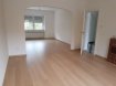 Location - Maison jumelée à Kayl prix : 2 000 € Cette maison a été complètement rénovée !
Elle bénéficie d'une situation idéale sur une route peu fréquentée et
à proximité des commerces.
Elle est composée comme suit :
Au sous-sol :
- un garage fermé, une buanderie (chaudière neuve), cave et toilette séparé,
accès jardin par le sous-sol
Au rez de chaussée :
Hall avec vestiaire, toilette séparé et salle de bains
Grand salon séjour
Cuisine équipée toute neuve
Au 1er étage :
- 4 grandes chambres dont une meublée
(lit d'une personne, table de chevet et armoire jamais utilisés)
Accès au combles avec esca-trappe, grande surface de rangement
Grande terrasse et jardin à l'arrière
Abri de jardin
Un garage fermé attenant à la maison