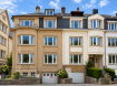 À VENDRE - LUXEMBOURG-VILLE - boulevard Grande Duchesse Charlotte  
MAISON DE MAÎTRE DE 1933 - ± 310 M² - À 5 MINUTES À PIED DU CENTRE-VILLE  
Une propriété de caractère au cœur de Luxembourg, offrant une combinaison rare entre architecture, volumes, emplacement et potentiel  
SIGELUX Real Estate vous propose à la vente cette maison de maître datant de 1933, idéalement située à Luxembourg-Ville, à seulement 5 minutes à pied du centre-ville.  
Développant une surface totale d'environ 310 m², la propriété se distingue par son architecture d'époque, ses volumes généreux et sa distribution sur plusieurs niveaux.  
Mais son véritable atout réside dans la combinaison devenue particulièrement difficile à trouver à Luxembourg : une véritable maison de caractère, des espaces extérieurs, de grandes surfaces et une situation permettant de rejoindre le cœur de la capitale à pied.  
Une propriété destinée à un acquéreur souhaitant créer un lieu à son image, qu'il s'agisse d'une résidence familiale de standing ou d'un projet patrimonial à long terme.  
LE CARACTÈRE D'UNE MAISON DE 1933  
La maison possède les proportions et l'organisation caractéristiques des belles demeures urbaines de l'entre-deux-guerres.  
Les plans d'origine de 1933 témoignent d'une conception pensée autour de véritables pièces de réception, d'une circulation centrale et d'une séparation naturelle entre les espaces de vie, les étages privés et les surfaces annexes.  
Au rez-de-chaussée, la maison s'organise notamment autour :  
- d'un hall d'entrée ;  
- d'un salon ;  
- d'une salle à manger ;  
- d'une cuisine ;  
- d'une pièce complémentaire ;  
- d'un dégagement ;  
- d'un WC ;  
- et d'une terrasse.  
Les étages supérieurs proposent de nombreuses pièces permettant d'envisager une organisation généreuse en chambres, bureaux, dressings, salles de bains ou espaces privés, selon les besoins du futur propriétaire.  
Le sous-sol offre quant à lui différentes surfaces annexes et fonctionnelles.  
Surface totale : ± 310 m²  
UNE MAISON À REPENSER, SANS EFFACER SON IDENTITÉ  
La propriété nécessite des travaux de rénovation et de modernisation.  
Elle offre ainsi une liberté devenue relativement rare : celle de pouvoir concevoir son propre projet dès le départ, plutôt que de devoir s'adapter à une rénovation récente réalisée selon les choix d'un précédent propriétaire.  
L'enjeu sera de révéler le potentiel de cette maison en associant son architecture de 1933 à un niveau de confort contemporain.  
Les volumes existants offrent une base intéressante pour créer une grande résidence principale, avec de belles pièces de réception et des espaces privés adaptés à la vie familiale actuelle.  
Pour un acquéreur sensible aux maisons anciennes et souhaitant créer une propriété véritablement personnelle, c'est précisément cette possibilité de réinterprétation qui fait tout l'intérêt du bien.  
UNE ADRESSE QUI CHANGE TOUT  
À Luxembourg, certaines caractéristiques peuvent être créées par une rénovation.  
L'emplacement, lui, ne peut pas être reproduit.  
La propriété bénéficie d'une situation permettant de rejoindre le centre-ville en environ 5 minutes à pied.  
Cette proximité offre un mode de vie particulièrement confortable : restaurants, commerces, services, établissements scolaires, transports publics, institutions et principaux pôles d'activité de la capitale sont facilement accessibles.  
Pour une famille, cela signifie pouvoir bénéficier de l'espace et de l'indépendance d'une maison tout en conservant les avantages d'une vie essentiellement urbaine.  
Pour un acquéreur patrimonial, cette situation centrale constitue naturellement l'un des éléments essentiels à considérer dans une perspective de détention à long terme.  
RÉSIDENCE PRIVÉE, PATRIMOINE FAMILIAL OU PROJET PROFESSIONNEL  
La première vocation de cette propriété est naturellement celle d'une grande maison familiale de caractère.  
Ses volumes et sa distribution permettent d'imaginer une résidence élégante, adaptée aussi bien à la vie quotidienne qu'à la réception.  
Mais le profil du bien et son emplacement peuvent également susciter l'intérêt d'autres acquéreurs recherchant une propriété représentative au cœur de Luxembourg :  
Family Offices, cabinets d'avocats, professions libérales, sociétés de conseil, structures financières, investisseurs privés ou holdings patrimoniales.  
Pour ces acquéreurs, la propriété peut constituer un actif particulièrement intéressant à étudier, notamment grâce à son adresse centrale, son architecture, sa surface et son caractère indépendant.  
Toute utilisation autre que résidentielle, ainsi que toute transformation ou modification de l'affectation actuelle, reste naturellement soumise aux dispositions urbanistiques applicables et aux autorisations administratives éventuellement nécessaires.  
UN BIEN POUR CEUX QUI SAVENT SE PROJETER  
Cette maison ne cherche pas à concurrencer les constructions neuves ou les propriétés récemment rénovées.  
Elle propose autre chose.  
Une maison de 1933.  
Une véritable identité architecturale.  
Environ 310 m² de surface totale.  
Une adresse centrale.  
Et la liberté de créer un projet à la hauteur du lieu.  
Pour une famille, elle peut devenir une résidence principale de caractère au cœur de Luxembourg.  
Pour un investisseur privé ou un Family Office, elle peut représenter un actif immobilier patrimonial bénéficiant d'une localisation particulièrement centrale.  
Pour une profession libérale ou une structure recherchant une adresse représentative, son potentiel mérite également d'être étudié, sous réserve des autorisations requises.  
LES POINTS FORTS  
- Maison de maître construite en 1933  
- ± 310 m² de surface totale  
- Luxembourg-Ville  
- Centre-ville à environ 5 minutes à pied  
- Architecture de caractère  
- Beaux volumes répartis sur plusieurs niveaux  
- Véritables pièces de réception  
- Terrasse et espaces extérieurs  
- Sous-sol et surfaces annexes  
- Nombreuses possibilités d'aménagement  
- Projet idéal pour une résidence familiale de standing  
- Potentiel patrimonial  
- Profil susceptible d'intéresser Family Offices, investisseurs et professions libérales  
- Plans d'origine disponibles  
ÉTAT DU BIEN ET INFORMATION SUR LES PHOTOGRAPHIES  
La maison est proposée dans son état actuel et des travaux de rénovation et de modernisation sont à prévoir.  
Dans un souci de qualité de présentation, certaines photographies de l'annonce ont été optimisées à l'aide d'outils d'intelligence artificielle, notamment pour améliorer la luminosité et la netteté ou supprimer visuellement certains meubles et objets.  
Ces photographies sont non contractuelles et ne constituent pas une représentation du bien après rénovation. Les photographies originales, non optimisées, ainsi que les plans sont disponibles sur demande.  
Les surfaces, dimensions et informations reprises dans cette annonce sont communiquées à titre indicatif sur la base des documents disponibles et ne constituent pas des éléments contractuels.  
Toute possibilité de transformation, redistribution, utilisation professionnelle ou changement d'affectation devra être vérifiée par l'acquéreur et reste soumise aux éventuelles autorisations des administrations compétentes.  
INFORMATIONS & VISITES  
Une propriété dont la valeur réside autant dans ce qu'elle est déjà que dans ce qu'elle peut devenir.  
Dossier complet, plans et photographies originales disponibles sur demande.  
Bob Funck  
SIGELUX Real Estate  
T. +352 621 265 450  
E-mail : bob@sigelux.lu