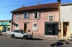 Immeuble de rapport Vente à Woippy - 220 000 € Metz et environs, Immeuble à rénover en partie. Immeuble composé de :
-Au RDC. 1 F1 de 25m² loué 430€/mois
1 F1 vide de 25m² en cours de rénovation.
1 local commercial 54m² loué 460€/mois.
- 1er étage 1 F5 de 110m² loué 650€/mois.
Rapport annuel possible 23.520€
Pour de plus amples renseignements, merci de contacter Vincent Cimino au 0610326357.
2 emplacements de parking à l'arrière.