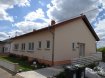 Maison Vente 4 chambres à Perl-Sehndorf - 480 000 € Traditionelles, freistehendes Einfamilienhaus mit viel Platz in sehr ruhiger Lage mit tollem Blick
Das Haus liegt in einer kleinen Sackgasse sehr ruhig in der Nähe des Zentrums von Perl.
Im Erdgeschoss befinden sich ein riesiges Wohn/Esszimmer in L-Form, eine Einbauküche, 2 Schlafzimmer ( eines mit Zugang zur grossen, sonnigen Terrasse mit tollem Weitblick ), ein grosses Badezimmer und eine Gästetoilette. Im Untergeschoss gibt es eine Einliegerwohnung mit 2 Schlafzimmern, ein Badezimmer, einen grossen Flur und den Heizungskleer mit der Viesmann Ölheizung. Desweitern finden sich hier ein Vorratsraum, eine Waschküche und eine grosse Garage für 2 Autos.
Der Speicher ist durch eine Treppenluke erreichbar und umfasst die Grösse des gesamten Hauses. Hier könnte nach Absprache mit der Gemeinde weiterer Wohnraum geschaffen werden.
Die Fenster sind doppeltverglast, das Dach wurde vor 20 Jahren erneuert und die Fassade neu gestrichen. Das Haus befindet sich in einem sehr ordentlichen und sauberen originalen Zustand. Der Garten hinter dem Haus ist angelegt mit Bäumen, Sträuchern und einen Teich.
Perl liegt gegenüber Schengen direkt an der Luxemburgischen Grenze. Hier gibt es Busverbindungen in die Stadt Luxemburg, Bahnverbindungen nach Trier und einen Autobahnanschluss Luxemburg-Saarbrücken. In 5 Minuten zu Fuss erreichet man verschiedenen Einkaufsmärkte, das Schengen-Lyzeum und die unmittelbare Natur mit Weinbergen, Wiesen und Wäldern. Die nahe Mosel lädt zu allen Wassersportarten ein, sowie das Hallenbad in Sichtweite.