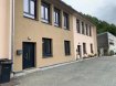A LOUER UNE MAISON MITOYENNE D'UNE SUPERFICIE HABITABLE DE 110M² AVEC UNE TERRASSE DE 30M².

Située à proximité immédiate des transports en commun et de la frontière Luxembourgeoise et Belge, cette belle maison bénéficie d'un environnementcalme en impasse, la Gare de RODANGE (LUXEMBOURG) se trouve à seulement 8KM.

MAISON DISPONIBLE LE 15 MAI 2026.

LOYER 1500€.
DEPOT DE GARANTIE 1500€.
FRAIS D'AGENCE 1500€.

CONSISTANCE:
Une entrée dégagement, une cuisine équipée ouverte sur le salon salle à manger avec un accès sur une terrasse de 30m², 3 chambres dont une avec une salle de douche et un dressing, une 2ème salle de bain, 2 cabinet de toilettes, un espace buanderie.

Trois places de parking privatives devant la maison.

Chauffage électrique par le sol dans la pièce de vie, convecteurs électriques dans les autres pièces.
Double vitrage en PVC avec volets roulants électriques.
