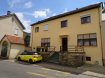 Appartement Vente 2 chambres à Mensdorf - 425 000 € Texte français ci-dessous.
Ehemaliges Bistrot-Café als aussergewöhnliches Appartement zu verkaufen.
Das Gebäude wurde 1993 in das Café im unteren Teil und den Wohnbereich im oberen Stockwerk geteilt. Zum Verkauf steht das eigentliche Café mit verschiedenen Räumlichkeiten. Seit einigen Jahren wird das Bistrot als Wohnung benutzt. Der Eingangsbereich und der Schankraum sind noch original erhalten mit Theke, Kühlschränken und Bierzapfanlage. Der angrenzende Speiseraum wird zur Zeit als Wohnzimmer genutzt. Die ehemalige Bühne wurde zugemauert und als Schlafzimmer umgebaut. Nebenan befindet sich ein altes, grosses Badezimmer und eine grosse alte Wohnküche. Hinter dem Schankraum gibt es ein 2. Zimmer, das als Schlafzimmer/Büro genutzt werden kann. Des Weiteren findet sich hier ein Gang mit der Gäste-Toilette und Ausgang auf die hintere Terrasse, die zwar von den anderen Parteien im Haus nicht zugänglich ist, jedoch dem gemeinschaftlichen Bereich zugerechnet wird. Der Kellerbereich ist sehr gross und beinhaltet neben mehreren Räumlichkeiten auch die Mazoutheizung ( Viesmann ), welche nur für dieses Appartement installiert wurde. Die anderen Parteien im Haus haben ein Wegerecht zum Stromzähler. Nebenan im Untergeschoss gibt es ein 36m2 grosses Atelier, das von vor dem Haus bis zur hinteren Terrasse reicht.
Zum Gebäude gehören keine Parkplätze. Nach Absprache mit den anderen Eigentümern könnte man vor dem Haus mit ein paar baulichen Massnahmen Stellplätze einrichten. Hinter dem Haus gibt es einen begrünten Hügel mit Zugang von der seitlichen Strasse. Die Gebäudefront wurde in diesem Jahr neu angestrichen, die Fenster sind doppeltverglasst.
Mit etwas Fantasie und kleineren Investitionen kann man sich ein unglaublich tolles Appartement einrichten mit privater Bar...
Mensdorf liegt ideal zwischen Grevenmacher und der Stadt Luxemburg/Kirchberg/Flughafen. Alle Einkaufsmöglichkeiten und Sportaktivitäten finden sich in unmittelbarer Nähe. Bus und Bahnverbindungen sind zu Fuss zu erreichen. Die Natur ist direkt vor der Tür.
Ancien bistrot-café à vendre comme appartement extraordinaire.
En 1993, l’immeuble a été scindé en café pour la partie inférieure et en habitation pour l’étage supérieure. C’est le café proprement dit avec ses diverses pièces qui est à vendre. Ce bistro est utilisé comme habitation depuis quelques années. L’entrée et le débit de boissons sont encore d’origine y compris son comptoir ses réfrigérateurs et sa pompe à bière. La salle à manger adjacente est actuellement utilisée comme salon. La scène de jadis a été murée et transformée en chambre à coucher. A côté se situe une grande salle de bains ancienne et une grande cuisine d’habitation ancienne. Derrière le débit de boissons se situe une 2e chambre qui peut être utilisée comme chambre à coucher ou bureau. En outre, on trouve ici un couloir avec un WC séparé et une sortie sur une terrasse postérieure non accessible par les autres parties de la maison, mais qui est prise en compte comme partie commune. La partie du sous-sol est très grande et comprend, à côté de plusieurs pièces, également le chauffage au fuel (Viesmann) qui a été installé rien que pour cet appartement. Les autres parties de la maison ont une servitude pour l’accès au compteur d’électricité. A côté et au sous-sol, on a un atelier de 36m2 qui s’étend depuis la partie antérieure de la maison jusqu’à la terrasse postérieure.
L’immeuble ne dispose pas de parkings. Après concertation avec les autres propriétaires on pourrait à l’aide de quelques interventions architecturales, aménager des emplacements pour voiture. Derrière la maison an a une colline verte avec accès depuis la rue latérale. La façade antérieure a été repeinte cette année, les fenêtres sont à double vitrage. Avec un peu de fantaisie et quelques investissements plus petits on pourrait aménager un appartement incroyable et superbe avec bar privé.
Mensdorf se situe idéalement entre Grevenmacher et la capitale, Kirchberg et l’aéroport. Tous les commerces et activités sportives sont à proximité immédiate. Le chemin de fer et l’autobus peuvent être atteints à pied. La nature est à côté.