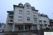 Appartement Vente 1 chambre à Mondorf-Les-Bains - 398 000 € Au cœur de Mondorf-les-Bains, appartement de 53m² situé au 3ème et dernier étage d'une résidence bien entretenue et soigné avec ascenseur et jardin en commun.
Cet appartement dispose d'un hall, d'une kitchenette ouverte sur le séjour, une chambre à coucher et une salle de bains.
Une cave, buanderie commune et un emplacement intérieur viennent compléter ce bien.
Mondorf-les-Bains s'inscrit dans une région naturelle marquée, et offre un cadre de vie exceptionnel. Avec son casino et son centre thermal. Située à 20 km de Luxembourg Gare, à 60 km de Metz et à seulement 10 km de la frontière Allemande, Mondorf-les-Bains est facilement accessible par l?autoroute et par les transports en commun. A deux pas de la Moselle Luxembourgeoise, cette ravissante petite bourgade est située au sud-est du Grand-Duché du Luxembourg entre les communes de Dalheim et Schengen côté luxembourgeois.
Agence ELSA'HOME à votre écoute pour la concrétisation de vos projets en toute confiance.