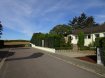 Bungalow Vente 3 chambres à Perl-Perl - 440 000 € Der freistehende Bungalow (145m2, 10,5ar) befindet sich am Ende einer sehr ruhigen Sackgasse, unweit vom Schengen Lyzeum. Die Wohnetage umfasst ein grosses Wohn/Esszimmer (ca 65m2) mit 2 Ausgängen zum Garten und der Terrasse, eine separate Einbauküche, ein grosses Badezimmer mit Dusche, Wanne und WC und 3 Schlafzimmer.- 2 davon ca 8,5m2 Das Gebäude ist teilweise unterkellert ( Kellerhöhe ca 1,30m )mit einer Garage und dem Heizungskeller. Der Speicher ist nicht begehbar, kann aber nach Absprache mit der Gemeinde evtl aufgestockt werden. Das Grundstück ist 10,5a gross, schön angelegt und mit eine.m professionellen Zaun eingefasst. Neben dem Grundstück erstrecken sich direkt Felder und Wiesen bis hin zu den Weinbergen.
Das Haus befindet sich unmittelbar unterhalb der Seniorenresidenz Moselpark, dem Schwimmbad und des Schengen Lyzeums. In direkter Nähe befinden sich alle Einkaufsmöglichkeiten ( Aldi, Rewe, Norma, Lidl, Penny etc. ) Der Dorfkern ist zu Fuss in 5 Minuten zu erreichen. Die Grenzbrücke zu Luxemburg-Schengen liegt in 2km und die Autobahn Saarbrücken-Luxemburg in 3 km Entfernung. Der Bahnhof verbindet Perl mit den anderen Moseldörfern sowie mit Trier,