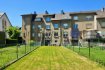 immohub, votre partenaire immobilier à Oberkorn, a le plaisir de vous présenter en exclusivité cette charmante maison unifamiliale mitoyenne implantée sur un terrain de 2,91 ares.
Cette propriété offre une surface habitable de +/- 120 m² et une surface brute totale de 202 m². 
Elle dispose de quatre chambres à coucher, d'une agréable terrasse de 28 m², d'un balcon, d'un joli jardin ainsi que d'un emplacement de parking intérieur et de deux emplacements extérieurs.

Le bien se compose comme suit :

Rez-de-chaussée (hauteur sous plafond : 2,68 m - 2,57 m)
-Hall d'entrée : 10,70 m²
-Double séjour lumineux : 32,12 m²
-Cuisine indépendante entièrement équipée : 11,20 m²
-Balcon : 5,20 m² avec escalier donnant accès au jardin
-Terrasse : 28,00 m²
-Jardin

1er étage (hauteur sous plafond : 2,71 m - 2,61 m)
-Hall de nuit : 4,80 m²
-Chambre I : 11,80 m²
-Chambre II : 13,75 m²
-Chambre III : 15,55 m²
-Salle de douche : 4,45 m² avec douche à l'italienne, lavabo simple et WC

2e étage (hauteur sous plafond : 2,74 m)
-Grenier aménageable accessible par escalier en béton : 29,90 m²
-Chambre IV : 13,00 m²

Sous-sol (hauteur sous plafond : 2,13 m)
-Hall de cave : 7,75 m²
-WC séparé : 4,20 m²
-Buanderie / local technique avec accès à la terrasse et au jardin : 11,45 m²
-Cave / débarras : 6,90 m²
-Garage pour une voiture avec porte motorisée Hörmann : 24,35 m²

Informations complémentaires :
-Année de construction : 1958 / Acquise en 1998 
-Double vitrage, châssis PVC, volets électriques et manuels
-Dalles en béton
-Chauffage au gaz - chaudière Buderus
-Revêtements de sol : carrelage grand format et laminé
-Classe énergétique : ____
-Charges mensuelles : ____ €
-Orientation : Nord-Est
-Un emplacement intérieur et deux emplacements extérieurs
-Électroménagers de cuisine AEG
-Fibre optique installée dans la cave