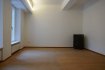 Bureau Location à Luxembourg - 1 900 € Beau bureau situé au 2ième étage d’un immeuble sis en plein centre de la Ville de Luxembourg.
Le bureau dispose d’une surface de 70 m2 :
Hall d’entrée, grande pièce ouverte, cuisine équipée, 1 pièce séparée et salle de douche + WC.
