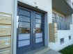 Appartement Vente 3 chambres à Hayange - 99 900 € Appartement Hayange 4 Pièces 80m² balcons cave et parking. Dans une copropriété parfaitement entretenue de 8 appartements et sans aucun travaux à prévoir sur les hauteurs d'Hayange, Au 2 ème étage sans ascenseur :Lumineux F4-5 traversant de 80m² habitable offrant :Couloir d'entrée,cuisine indépendante semi équipée de 12m², salon- séjour d'environ 20m² accès balcons(avec possibilité d'extension sur une des chambres), 3 belles chambres de 11,11 et 14m², salle de bains avec meubles vasque et sèche serviette.2 balcons offrant une vue dégagée et panoramique sans vis à visUne grande cave vient compléter ce bien L'immeuble bénéficie également de places de parking dans une cour privée, les motards ont possibilités de garé leurs motos dans le sous-sol de l'immeuble.Double Vitrage PVC avec volet roulant.Chauffage au gazChaudière récente ( 4 ans )Façade ,Toiture et commun refait récemment.Syndic bénévole charge 14 euros /moisMr Antonoff:06-52-83-85-07