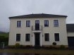 Maison Vente 4 chambres à Erpeldange (Bous) - 1 200 000 € Texte français/anglais ci-dessous.
Traum-Haus in ruhiger Lage und absolutem Best-Zustand in Erpeldange, 3km von Remich und nur 20min vom Flughafen Findel oder Kirchberg
Das großzügige Gebäude wurde vor 10 Jahren ohne Rücksicht auf Kosten und viel Geschmack errichtet. Es liegt am Ende in einer ruhigen Cité ohne Durchgangsverkehr.
Man betritt das Haus durch eine große, imposante Eingangshalle mit geschwungener Treppe und schmiedeeisernem Geländer. Links präsentiert sich das großzügige Wohn-Esszimmer mit vielen Fenstern und großer Terrassentür, geradeaus gelangt man in die hochwertige moderne Wohnküche, die ebenfalls einen Terrassenzugang besitzt. Rechts von der Eingangshalle gibt es ein Büro und Gäste WC. Durch die Küche gelangt man in das angrenzende Garagengebäude mit viel Platz für 2 Autos und der Möglichkeit ein 2.Niveau einzuziehen. Die Garagentore sind elektrisch.
Über die große Treppe in der Eingangshalle erreicht man den 1.Stock und einen wunderschöne Vorraum mit Balkon und vielen Fenstern. Hier sind die Zugänge zu allen weiteren Zimmern. Es gibt ein großes Schlafzimmer mit stilvollem eigenem Bad und Dressing, ein kleineres Schlafzimmer mit modernem Bad und ein sehr großes Schlafzimmer, wiederum mit eigenem Badezimmer und einer Wendeltreppe zum 2.Stock, wo sich ein weiteres, offenes Schlafzimmer befindet. Da sich die kompakte, moderne Gaszentralheizung im Dachgeschoss befindet steht das Kellergeschoss komplett als Wohnraum zur Verfügung. Im Keller gibt es einen riesigen, eingerichteten Raum, einen weiteren großen Raum mit Dusche und Waschbecken ( hier kann z.B. eine Sauna eingerichtet werden), eine helle Waschküche und ein professioneller großer Weinkeller mit speziellem Boden und Belüftung. Das ganze Haus präsentiert sich in einem neuwertigen Zustand. Der Garten und die Terrasse mit neuer offenen Verander wurden schön angelegt und sind sehr sonnenreich. Alle Wasser und Stromanschlüsse sind vorhanden. Hinter dem Garten führt ein Feldweg direkt in die freie Natur und bietet unendliche Spazierwege und traumhafte Fahrradtouren.
Maison de rêve en situation calme et en très bon état.Seulement 20 minutes de l'aeroport Findel et le Kirchberg,
Le bâtiment spacieux a été érigé il y a 10 ans avec beaucoup de goût et sans regard aux coûts. La maison se situe au fond d’un lotissement calme et sans trafic. On accède à la maison par un imposant hall d’entrée avec un escalier arqué et un garde-corps en fer forgé. Le salon/salle à mamger spacieux avec beaucoup de surfaces vitrées et une large portière vers la terrasse se situe à gauche du hall d’entrée. En suivant le hall on arrive à une cuisine équipée moderne de qualité, qui a son propre accès vers la terrasse. A droite du hall d’entrée, on trouve un bureau et un WC séparé. Par le biais de la cuisine on atteint les garages pour 2 voitures linitrophes. On pourrait y amménager un 2me niveau ; les portes du garage sont automatiques.
Par le grand escalier du hall on atteint au 1er étage un vestibule magnifique avec balcon et beaucoup de fenêtres. Le vestibule mène vers les chambres. Il y a une grande chambre à coucher avec sa propre salle de bains et un dressing, une chambre à coucher plus petite avec salle de bains moderne et une très grande chambre à coucher avec salle de bains privative. Un escalier en colimaçon mêne vers le deuxième étage qui dispose d’une chambre à coucher ouverte.
Le chauffage central à gaz très compacte se trouvant aux combles, le sous-sol est totalement à disposition comme surface habitable. La cave se compose d’une pièce amménagée gigantesque, d’une pièce supplémentaire avec douche et évier (on pourrait y installer un sauna)et d’une cave à vin professionnelle avec aération. La maison entière se trouve dans un très bon état. Le jardin et la terrasse ensoleillée avec une veranda ouverte ont été magnifiquement amménagées et disposent d’eau courante et de prises électriques. Au fond du jardin, un chemin rural vous ammène directement dans la nature et offre des promenades interminables et des randonnées de bicyclette de rêve.
Beautiful house in Erpeldange (Bous), only about 20minutes from the airport Findel and the fiancial center of Kirchberg.
Constr. 2008. Situated at the end of quiet street. Garden facing open fields (afternoon and evening sun).
Ground floor: Large hall with grand staircase. Good size living room with cherry parquet and access to terrace. Nice kitchen with space for dining table. Access to terrace and garage. Office and toilet. First floor: Open area, master bedroom with ensuite dressing and bathroom. Two additional bedrooms with separate toilet and shower. Access to attic with space for guests. Basement: Fitness room with floor heating , (incl shower and possible sauna), large activity room, laundry room and nice wine cellar. (All rooms are full height with windows except wine cellar). Living, bedrooms and office have parquet floors. Light rustic tiles in remaining rooms. Walls all painted in neutral colours.
Double garage with tiles.