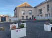 Maison mitoyenne Location 2 chambres à Cosnes-et-Romain - 1 180 € c.c. A COSNES-ET-ROMAIN (54 400) A LOUER UNE MAISON MITOYENNE D'UN COTE, SANS JARDIN, D'UNE SUPERFICIE AU SOL DE 91.81M².
MAISON DISPONIBLE A PARTIR DU 1ER MAI 2025.
LOYER 1180€.
CHARGES MENSUELLES 90€.
COMPRENANT: Une provision sur la consommation d'eau, l'entretien annuel de l'adoucisseur d'eau, la redevance des ordures ménagères, le nettoyage et l'électricités des parties communes (interieur-extérieur).
DEPOT DE GARANTIE 1180€.
FRAIS D'AGENCE 1270€.
CONSISTANCE:
AU-REZ-DE-CHAUSSEE:
Une entrée dégagement avec espace rangement, une cuisine équipée ouverte sur le salon salle à manger avec un accès sur une terrasse d'environ 20m², une buanderie cellier, un cabinet de toilette avec un lave mains.
A L'ETAGE:
Un dégagement, un 2ème cabinet de toilette avec lave mains, deux chambres, une salle de douche.
Deux places de parkings privatives à l'exterieur.
Eclairage des parkings.
Video surveillance dans les parties communes et les parkings.
Boite aux lettres pour recevoir des colis volumineux.
Parkings pour les visiteurs des résidents.