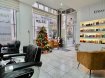 Immo Losch vous propose en location un commerce, idéalement situé dans le centre d'Esch/Alzette dans une rue piétonne.Le commerce se trouve au rdch de la résidence avec une grande vitrine vers la rue.Le commerce se compose sur 4 niveaux :RDCH Salon avec réception, avec une surface de +/-32m2PalierSalon avec une petite pièce séparé, avec une surface totale de +/-40m2Palier inférieur2 pièces/chambres et un WC, avec une surface totale de +/-37m2Sous-sol1 pièce/chambre, un WC et une pièce avec une kitchenette, avec une surface totale de +/-30m2Le locataire actuelle exerce un salon de coiffure et de beauté dans le commerce. Il y a la possibilité d'acquérir le fonds de commerce pour un prix de 50.000,-€.Loyer : 2300,-€Charges : 400,-€Caution : 4600,-€Frais d'agence : 2691,-€ TTC 17%