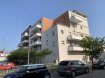 Appartement Location 2 chambres à Terville - 830 € c.c. TERVILLE - EN RÉSIDENCE CONTEMPORAINE AU 4EME ÉTAGE AVEC ASCENSEUR F3 COMPRENANT ENTRÉE , CUIS. EQU. US OUVERTE SUR SÉJOUR AVEC ACCÈS SUR UNE MAGNIFIQUE TERRASSE DE 29m2 SDB EQU. BAIGNOIRE ET WC, 2 CHAMBRES - BOX EN SOUS-SOL - DISPO 15 AOUT 2021
LOYER: 770 € DPE D.184 / B.6
CHARGES: 60 €. FRAIS D'AGENCE: 616 €
Ref agence : 6679