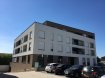 Penthouse Vente 2 chambres à Schifflange - 610 000 € *** SOUS COMPROMIS ***
Magnifique PENTHOUSE avec très grande terrasse ensoleillée (66,24 m2), ascenseur, cave et emplacement intérieur, se composant:
- hall d'entrée avec vidéophone et placards de rangement,
- cuisine équipée ouverte sur living-sàm avec plusieurs accès sur terrasse,
- débarras séparé avec installation machine à laver/sèche-linge
- sddouche avec douche italienne, WC, lavabo meubé,
- chàc avec placards de rangement et sddouche individuelle, WC et lavabo meublé, accès sur terrasse,
- chambre à coucher avec accès terrasse,
au sous-sol: buanderie en commun, cave privée, grand emplacement voiture
Le penthouse a du double vitrage avec volets électriques, ventilation à double flux, point d'eau sur terrasse.
Situation calme dans une nouvelle Cité Op Hudelen avec Maison Relais à proximité et arrêt de bus dans la rue principale.
Absolument à visiter.