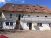 Appartement Location 1 chambre à Wintrange - 800 € Tempocasa vous offre un très beau duplex de 45m² à Wintrange, entièrement meublé dans une résidence de charme à 8 unités, située à côté du vieux c hâteau. Il est très lumineux et a été rénové en 2015.
Rez de chaussée:
- Petit hall d'entrée
- Salle de douche toute neuve avec WC et fenêtre
- Chambre spacieuse
1er étage:
- Jolie cuisine ouverte entièrement équipée ( appareils à peine utilisé)
- salon salle à manger
A l'extérieur de la cour se trouve un parking privé ainsi que trois emplacements pour visiteurs.
Les animaux sont admis, une ligne de bus directe à Luxembourg-Ville ( Kirchberg) est garantie.
Les commerces de Mondorf ou Remich se trouvent à 10 Minutes.
Loyer 800€ + 100€.