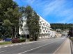 Appartement Location 3 chambres à Luxembourg-Eich - 2 400 € Immo Losch a le plaisir de vous proposer à la location ce magnifique appartement de 84,70 m², en première occupation et entièrement rénové en 2025, bénéficiant d’un triple vitrage et d’une cuisine neuve.
Description :
Hall d’entrée
Salon neuf
Cuisine individuelle neuve
WC séparé
Trois chambres
Salle de bain avec WC
Balcon de 4,1 m²
Cave
Garage intérieur
Vous pourrez également profiter d’une spacieuse terrasse rooftop, offrant un agréable espace extérieur.
Situation : vue sur le parc et à proximité immédiate des commerces et des transports.
Conditions financières :
Garantie bancaire : 2 mois de loyer, soit 4 800 €
Frais d’agence : 2 808 € TTC (TVA 17 % incluse), répartis équitablement entre le locataire et le propriétaire, soit 1 404 € TTC à la charge de chacune des parties.
Disponibilité : 01/09/2025
Pour plus d’informations ou pour organiser une visite, contactez notre agence Immo Losch par téléphone au +352 26 53 26 11 ou par e-mail à info@immolosch.lu. Nous serons ravis de vous accompagner dans votre projet.
----------
Immo Losch freut sich, Ihnen diese wunderschöne Wohnung mit 84,70 m² zur Miete anbieten zu können. Erstbezug nach vollständiger Renovierung im Jahr 2025, mit Dreifachverglasung und neuer Einbauküche.
Beschreibung:
Eingangsbereich
Neues Wohnzimmer
Neue separate Küche
Separates WC
Drei Schlafzimmer
Badezimmer mit WC
Balkon (4,1 m²)
Keller
Tiefgaragenstellplatz
Zudem können Sie eine großzügige Dachterrasse genießen, die einen angenehmen Außenbereich bietet.
Lage: Blick auf den Park und unmittelbare Nähe zu Geschäften und öffentlichen Verkehrsmitteln.
Finanzielle Konditionen:
Bankgarantie: 2 Monatsmieten, also 4.800 €
Maklergebühr: 2.808 € inkl. MwSt. (17 %), gleichmäßig zwischen Mieter und Vermieter aufgeteilt, d. h. 1.404 € inkl. MwSt. pro Partei.
Verfügbarkeit: 01.09.2025
Für weitere Informationen oder zur Vereinbarung eines Besichtigungstermins kontaktieren Sie bitte unser Büro Immo Losch telefonisch unter +352 26 53 26 11 oder per E-Mail an info@immolosch.lu
. Wir begleiten Sie gerne bei Ihrem Projek
----------
mmo Losch is pleased to offer this beautiful 84.70 m² apartment for rent. First occupation after a complete renovation in 2025, featuring triple glazing and a brand-new kitchen.
Description:
Entrance hall
New living room
New separate kitchen
Separate WC
Three bedrooms
Bathroom with WC
Balcony (4.1 m²)
Cellar
Indoor garage
You will also enjoy a spacious rooftop terrace offering a pleasant outdoor space.
Location: Overlooking the park and within walking distance to shops and public transport.
Financial conditions:
Bank guarantee: 2 months’ rent, i.e. €4,800
Agency fee: €2,808 incl. VAT (17%), equally shared between the tenant and the landlord, i.e. €1,404 incl. VAT per party.
Availability: 01/09/2025
For more information or to arrange a viewing, please contact our Immo Losch agency by phone at +352 26 53 26 11 or by email at info@immolosch.lu
. We will be delighted to assist you with your project.