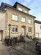 Appartement spacieux, très calme, situé dans le centre du village d'Ellange. 

L'appartement se trouve au premier étage d'un bâtiment qui a été entièrement rénové en 2011. Il dispose d'un grand salon/salle à manger avec une cuisine moderne, de 2 chambres et d'une salle de bain moderne. Au sous-sol, il y a une cave privée avec une connexion pour la machine à laver. Dans la cour de la résidence, il y a une place de parking extérieure pour une voiture. L'appartement est en très bon état et est immédiatement disponible. 

Ellange appartient à la commune de Mondorf-les-Bains et est bien desservi par le réseau de transports en commun. Il y a un supermarché à 500 mètres et tous les autres commerces, écoles, pharmacies et restaurants à Mondorf-les-Bains (3 km). La Moselle avec ses vignobles sans fin et ses forêts est juste devant la porte.
