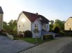 Maison individuelle Vente 4 chambres à Oberpallen - 837 000 € Agréable maison individuelle à vendre dans le village d'Oberpallen, située dans une rue calme sans issue.
Niveau rdch:
- hall d'entrée avec coin vestiaire
- 1 bureau ou 1 chambre à coucher
- cuisine équipée avec coin repas, sortie sur balcon
- grand séjour / salle à manger de 42m²
- wc séparé.
Niveau 1er étage:
- chambre parentale avec salle de bain et dressing
- 2 chambres à coucher (12m²)
- salle de douche.
Niveau combles:
- grenier.
Niveau sous-sol:
- garage 2 voitures
- cave
- buanderie
- chaufferie.