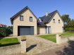 Maison Vente 6 chambres à Cadzand-Bad - 795 000 € Situé dans le centre de Cadzand-Bad, à un jet de pierre de la plage, la mer et des commerces. Très calme.
REZ DE CHAUSSEE
Hall d'entrée, Living avec feu ouvert salle à manger en forme de L, accès par porte coulissante à la terrasse et le jardin.
Cuisine séparée comprenant cuisinière à gaz y compris bruleur wok, hotte, évier, micro-ondes, lave-vaisselle et réfrigérateur / congélateur. Accès terrasse de la cuisine
2 chambres à coucher, salle de bains avec douche et lavabo, 2x W.C. séparés, garage avec porte électrique, buanderie avec lave-linge, sèche-linge et évier.
1IER ETAGE:
palier avec accès à 4 chambres à coucher, 2 salle de bains, 1 salle de douche, 2 W.C. séparés, salle de stockage, terrasse - accès grenier
Jardin: grand jardin autour de la maison, terrasse couverte et barbecue.
Installations: chaudière gaz
Isolation: entièrement isolé.
Extras: système d'alarme, sol en marbre au rez de chaussée, porte de garage électrique, éclairage extérieur,